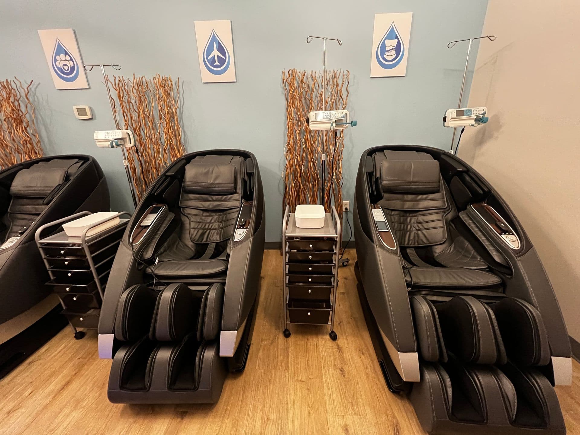 Prime IV Coeur d'Alene treatment room with recliners and massage chairs
